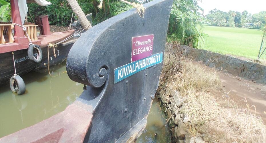 Cheravally Deluxe Houseboat, Alleppey 3